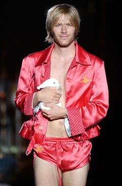 Mann mit Kaninchen: Fashion Week in Mailand 2005. (Bild: Keystone)