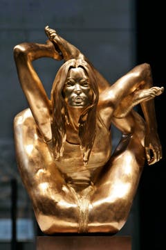 50 Kilogramm pures Gold: Künstler Marc Quinn zeigte 2008 diese Statue von Kate Moss in einer Yogapose. (Bild: Keystone)