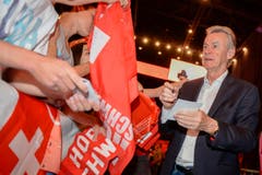Der letzte Akt in Ottmar Hitzfelds grosser Trainerkarriere: Autogramme schreiben im Hallenstadion. (Bild: Keystone)