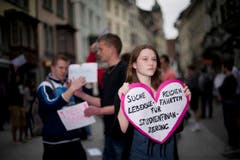 Eine Studentin sucht per Plakat einen Gebührenzahler. (Bild: Urs Jaudas)