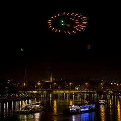 Feuerwerk erhellt den Rhein in Basel. (Bild: Keystone)