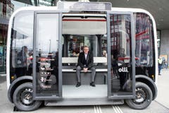 Könnte so die Zukunft des Busfahrens aussehen? SBB-Chef Andreas Meyer stellt bei einem Pilotversuch im März einen selbstfahrenden Bus vor. (Bild: ALEXANDRA WEY (KEYSTONE))