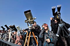 Fotografen mit Profiausrüstung gelingt am ehesten ein gutes Bild des Himmels-Spektakels. (Bild: Donato Caspari)