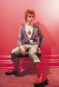 Stilikone: David Bowie in einer Aufnahme aus dem Jahr 1972. Als Kunstfigur Ziggy Stardust war er Wegbereiter des Punk. (Bild: Keystone)