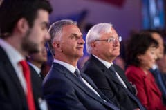 Didier Burkhalter hört zu. (Bild: Urs Bucher)
