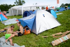 Geschafft: Valentina Spycher und Michael Rösli relaxen vor ihrem Zelt. (Bild: Luca Linder)