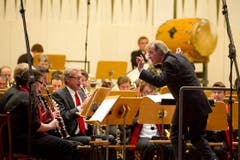 Der Dompteur und die Musiker: Auftritt eines Ensembles. (Bild: Michel Canonica)