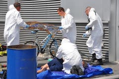 Die Einsatzkräfte der Chemiewehr Fürstentum Liechtenstein kümmern sich um einen Verletzten. (Bild: Mirja Keller/Werdenberger & Obertoggenburger)