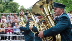 Marsch der Musikanten durch die Museumstrasse. (Bild: Hanspeter Schiess)