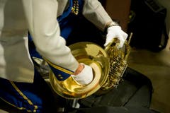 Viel Sorgfalt verwenden die Musiker für ihre Instrumente. (Bild: Michel Canonica)