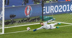 Die entscheidende Szene: Hugo Lloris lässt den Schuss von Eder passieren. (Bild: Keystone)