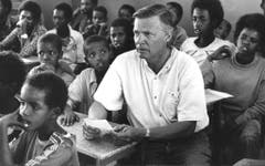 Karlheinz Böhm in den 80er-Jahren in einer Schule in Äthiopien. 1981 gründete Böhm angesichts der Hungersnot in der Sahelzone die Stiftung "Menschen für Menschen", die seither in Äthiopien langfristig angelegte Hilfsprojekte finanziert. (Bild: Keystone)