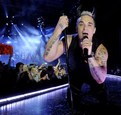 Robbie Williams wünscht sich nichts Kompliziertes, dafür einiges: Kein Alkohol, vier Aschenbecher, zwei Schachteln Zigaretten, zwei lange Spiegel, zwei Deodorants, zwei frisch gewaschene Handtücher, Zahnstocher, Seife, eine Früchteschale, ein Teller voller Melonen, Pfefferminz-Bonbons, Schokolade und weiches WC-Papier. (Bild: Keystone)