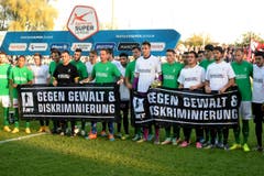 Die beiden Teams setzten vor dem Anpfiff ein Zeichen gegen Gewalt und Diskriminierung. (Bild: Keystone)