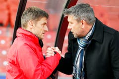 Urs Fischer und sein Nachfolger beim FC Zürich, Urs Meier, bei einem Shakehands. (Bild: Keystone)