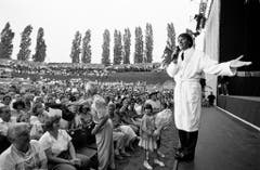 Udo Jürgens tritt am 30. Juni 1992 im Bademantel vor das Publikum im Amphitheater in Windisch und erklärt, das Konzert werde etwas später beginnen. (Bild: Keystone)