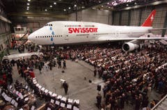 Tränenreicher Abschied: Am 10. Januar 2000 wird der letzte Jumbo der Swissair, eine 747-357, in Kloten verabschiedet. (Bild: ky/Christoph Ruckstuhl)