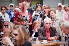 Draussen vor der Kirche lauschen Passantinnen und Passanten der Übertragung des Gedenkgottesdienstes. (Bild: Benjamin Manser)