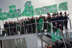 Voll besetztes St.Galler Schiff - das Motto: «Züri iineh!» (Bild: Urs Jaudas)