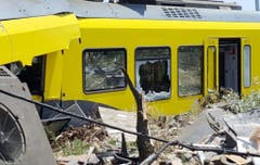 At least 10 dead as two trains collide in southern Italy (Bild: Keystone)