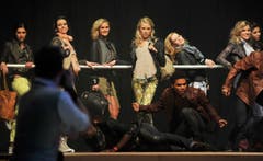 Die Finalistinnen zeigen sich auf der Bühne. (Bild: Reto Martin)