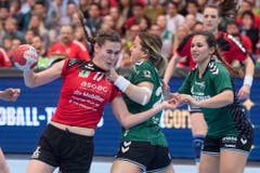 Hartes Anpacken von Brühls Stefanie Haag gegen Thuns Celine Oberson (links). (Bild: Keystone)