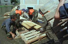 Zivilschutz Steinach baut Stege für die Anwohner im Hochwassergebiet. (Bild: Archiv)
