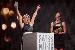 Der Jubel der Siegerin: Beatrice Egli wird bei den Swiss Music Awards 2017 als Best Female Solo Act ausgezeichnet. (Bild: Keystone)