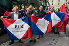 Anhänger von Ignazio Cassis der Tessiner FDP-Fraktion sind mit einem Bus aus dem Tessin angereist. (Bild: Keystone)