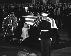 Jacqueline Kennedy küsst den Sarg ihres ermordeten Mannes. (Bild: Keystone)