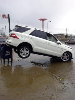 Sturm Sandy hat dieses Auto gleich umparkiert. (Bild: Keystone)