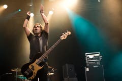 Macht Stimmung: John Calabrese, Bassist der Band Danko Jones. (Bild: Luca Linder)