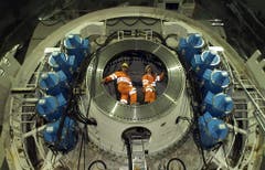 Die Bohrköpfe der Tunnelfräsen haben einen Durchmesser von neun Metern. (Bild: Keystone)
