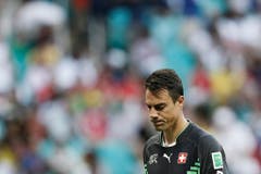 Enttäuscht trottet Diego Benaglio nach der Pleite gegen Frankreich an der WM 2014 vom Feld. (Bild: Keystone)
