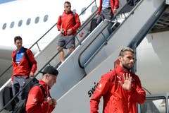 Angeführt von Valon Behrami verlassen die Spieler das Flugzeug. (Bild: Keystone)