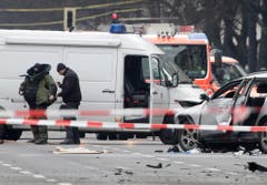 Bombenspezialisten ziehen Schutzanzüge an. (Bild: Keystone)