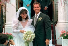 Hochzeit in weiss: Am 25. April 1986 haben Arnold Schwarzenegger und Maria Shriver geheiratet. (Bild: Keystone)