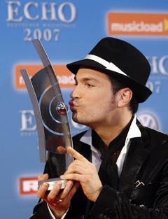 Der Preisträger in der Kategorie 'Künstler Natinoal Rock/Pop', Roger Cicero, posiert am 25. März 2007 nach der Verleihung der "Echo" Musikpreise in Berlin für die Fotografen. (Bild: Keystone)