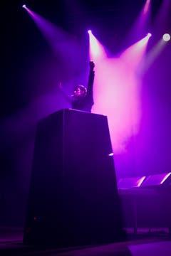 Gelungene Lichtshow während des Auftritts von DJ Sebastian. (Bild: Benjamin Manser)