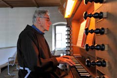 Bruder Karl Bauer an der Orgel. (Bild: Hanspeter Schiess)