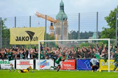 Valdet Istrefi schiesst das Tor zum 4:2 (Bild: Urs Bucher)