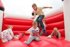Seenachtsfest Fantastical in Kreuzlingen. Kinder spielen in der Hüfpburg. (Bild: Benjamin Manser)