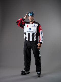 Check gegen den Kopf oder Nackenbereich (IIHF-Regel 124): Ein Spieler, der mit irgendeinem Teil seines Körpers oder seiner Ausrüstung einen Check irgendeiner Art gegen den Kopf oder Nacken eines Gegenspielers ausführt oder den Kopf eines Gegners gegen das Schutzglas oder die Bande führt oder drängt. Diese Regel geht anderen Regeln vor, soweit es Aktionen gegen den Kopf oder Nacken betrifft, ausser den Regeln über Faustschlag. Mit der flachen Hand wird eine Seitwärtsbewegung gegen die Seite des Kopfes ausgeübt. (Bild: Keystone)