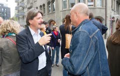 Ständerat Paul Rechsteiner (links) vor dem Podium im Gespräch mit dem St.Galler Klangkünstler Norbert Möslang. (Bild: Ralph Ribi)