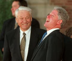Der damalige US-Präsident Bill Clinton lacht am 20. Juni 1997 am G8-Gipfel in Denver, neben ihm steht der russische Präsident Boris Jelzin. (Bild: Keystone)