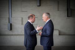 Bundesrat Johann Schneider-Ammann im Gespräch mit Joseph Muscat, Premierminister von Malta. (Bild: Urs Bucher)