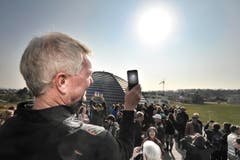 Fotos schiessen per Handy - gar nicht so einfach. (Bild: Donato Caspari)