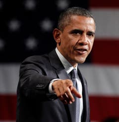 Die Wahl des Demokraten Barack Obama war eine Sensation: Am 20. Januar 2009 zog erstmals in der Geschichte der USA ein Afroamerikaner ins Weisse Haus ein. Der 1961 geborene Obama startete seine Amtszeit während der globalen Finanzkrise. Er und sein Vice Joe Biden reformierten in den acht Jahren im Weissen Haus das Gesundheitssystem in den USA und verbesserten die diplomatischem Beziehungen zu Kuba. Obama erhielt den Friedensnobelpreis. (Bild: Keystone)