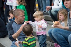 St. Gallen - OFFA Frühlingsmesse Freitzeit- und Sportmesse und Pferdemesse Besucher bei oder in der Arene bei der Darbietung der Pferdevoltiiererinnen Familie beim Bratwurst essen (Bild: Ralph Ribi)