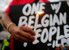 Filipinos lay flowers for victims of terror attacks in Brussels at a park in Manila (Bild: Keystone)